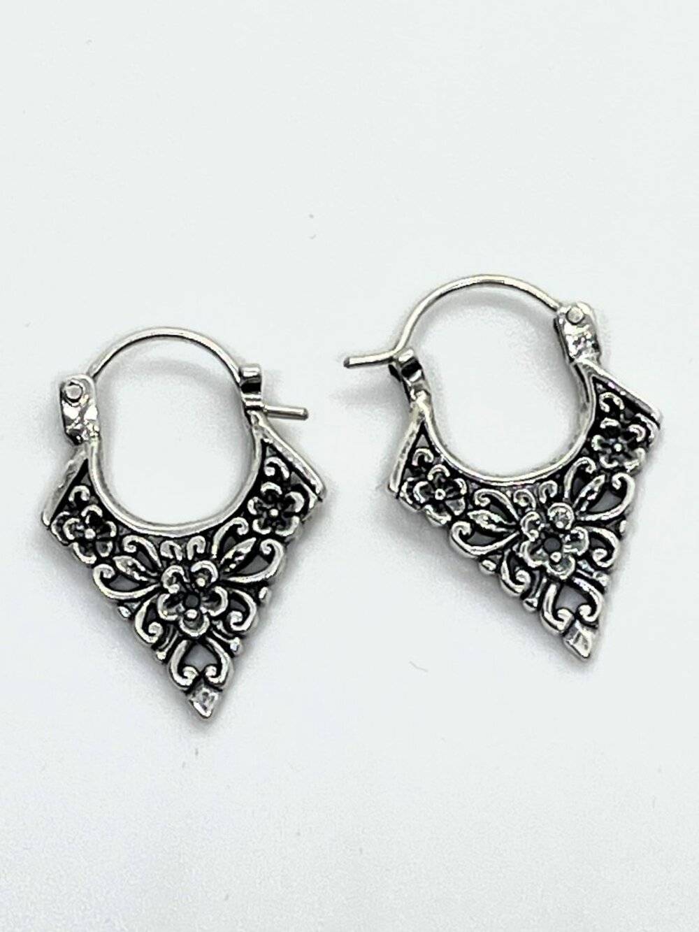 Vintage Triangular Flower petite dangle Earrings 925 Silver Hinged closure
